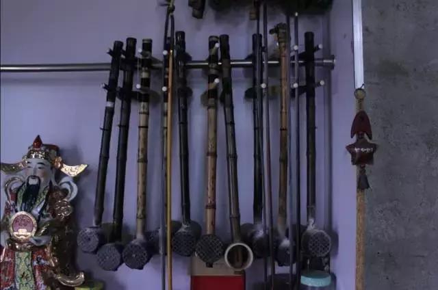 他在聊城这个不足十平米的小店里，坚守自己梦想京剧梦想