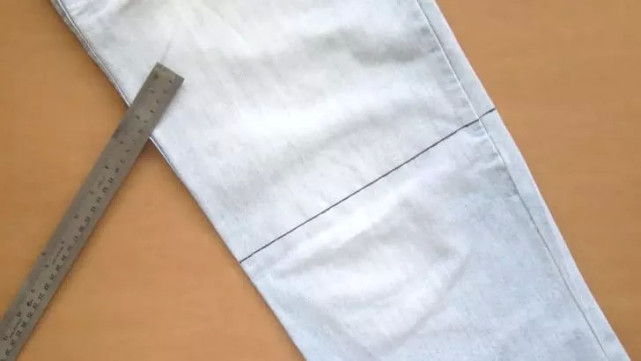 如何把牛仔裤剪成毛边牛仔裤,牛仔裤可以改成短裤吗