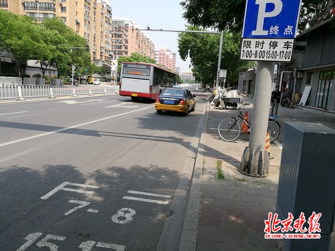 学校门口接孩子限时停车,学校门口限时车位周末可以停车吗