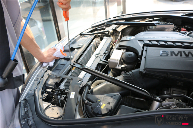 宝马5系水箱温度过高，问题原因竟然是上面盖了一层“棉被”