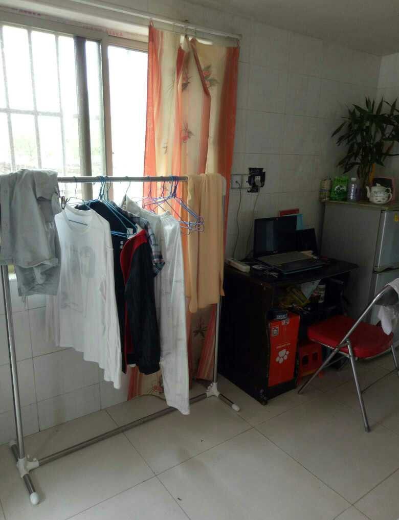 我在福州租了600块房子,巴掌大的空间,厕所却在厨房里