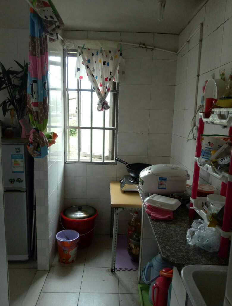 我在福州租了600块房子,巴掌大的空间,厕所却在厨房里