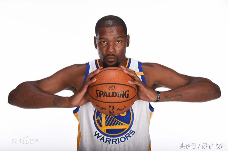 篮球场上小前锋的位置以及打法,篮球场上五个位置的正确解释