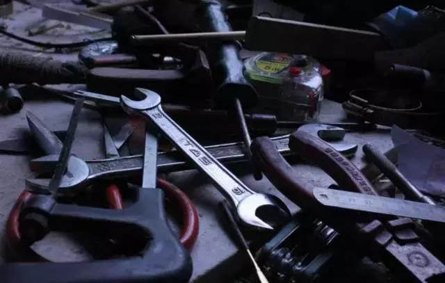 他在聊城这个不足十平米的小店里，坚守自己梦想京剧梦想