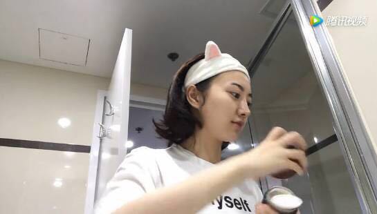 女神都在干什么,女神发呆时都在想着什么