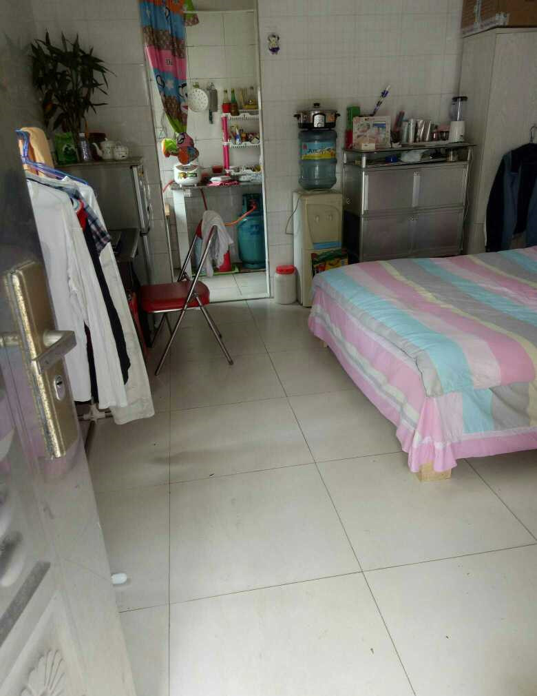 我在福州租了600块房子,巴掌大的空间,厕所却在厨房里