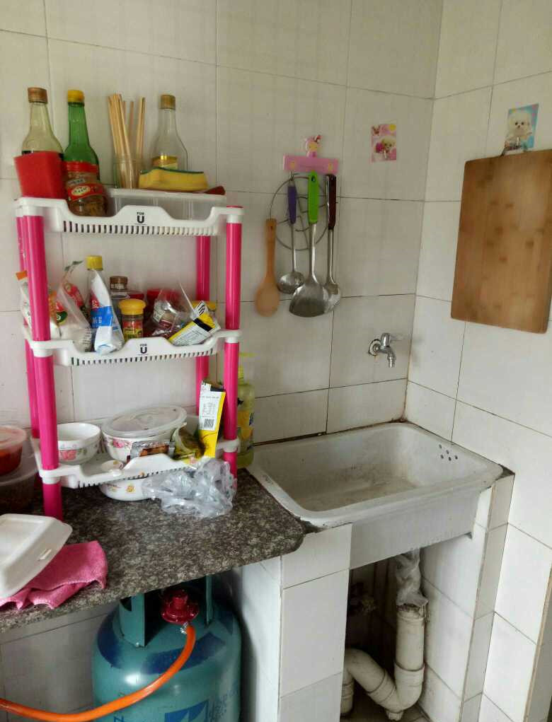 我在福州租了600块房子,巴掌大的空间,厕所却在厨房里