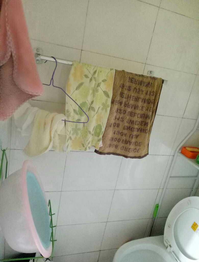 我在福州租了600块房子,巴掌大的空间,厕所却在厨房里