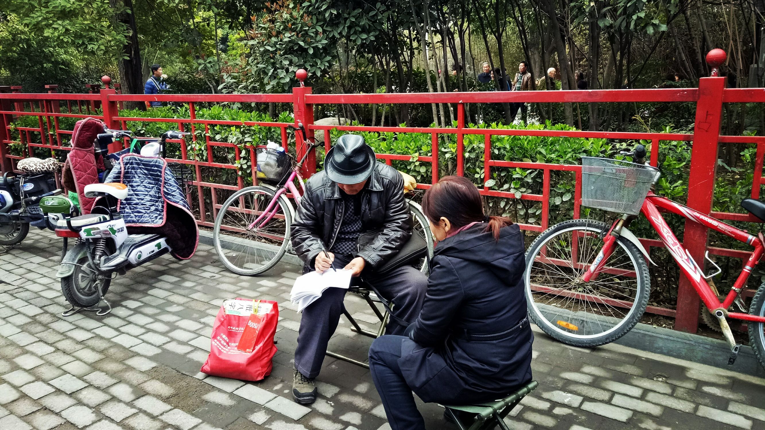 郑州市城隍庙有算卦的没有,郑州城隍庙算卦景象视频