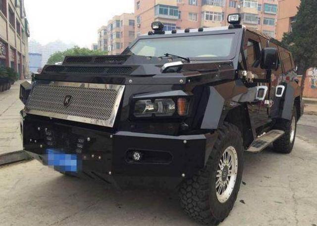 大妈开1500万越野车去上牌，却被交警拦下，上个牌咋这么难？