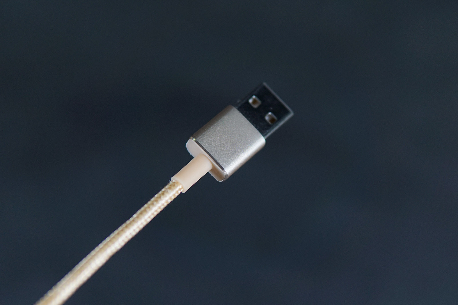 还在为数据线经常损坏而烦恼吗,用坏的数据线怎么处理