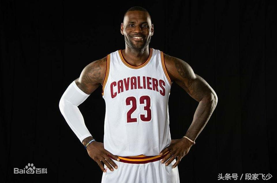 篮球场上小前锋的位置以及打法,篮球场上五个位置的正确解释