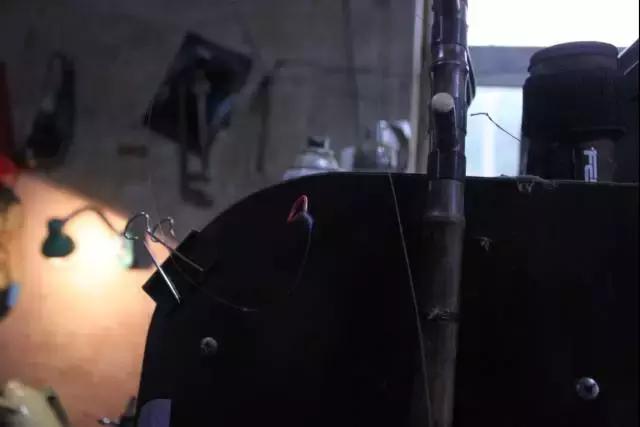 他在聊城这个不足十平米的小店里，坚守自己梦想京剧梦想