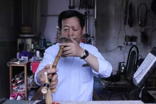 他在聊城这个不足十平米的小店里，坚守自己梦想京剧梦想