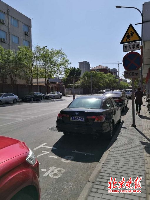 学校门口接孩子限时停车,学校门口限时车位周末可以停车吗