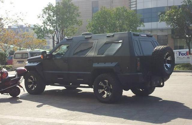 大妈开1500万越野车去上牌，却被交警拦下，上个牌咋这么难？