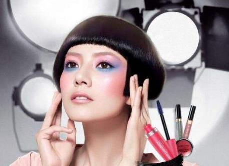 化妆过程中如何避免脱妆和晕妆,夏天晕妆的正确化妆方法