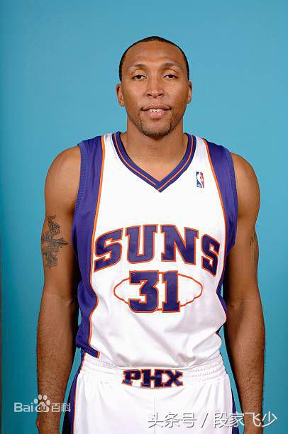 篮球场上小前锋的位置以及打法,篮球场上五个位置的正确解释