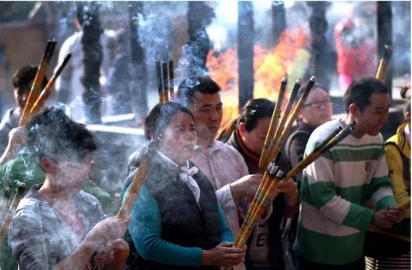 烧香拜佛属于迷信吗,烧香拜佛到底是不是迷信