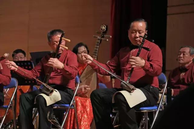 他在聊城这个不足十平米的小店里，坚守自己梦想京剧梦想