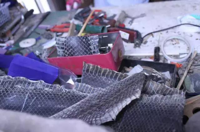 他在聊城这个不足十平米的小店里，坚守自己梦想京剧梦想