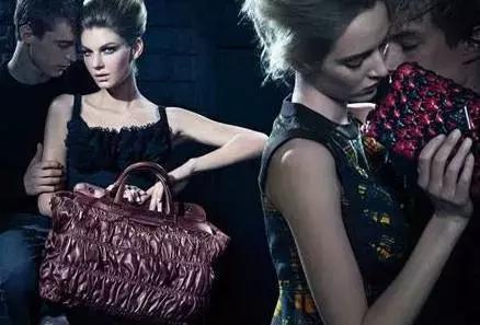 prada包包星巴克联名每家限量多少,prada女式包包价格及图片官网