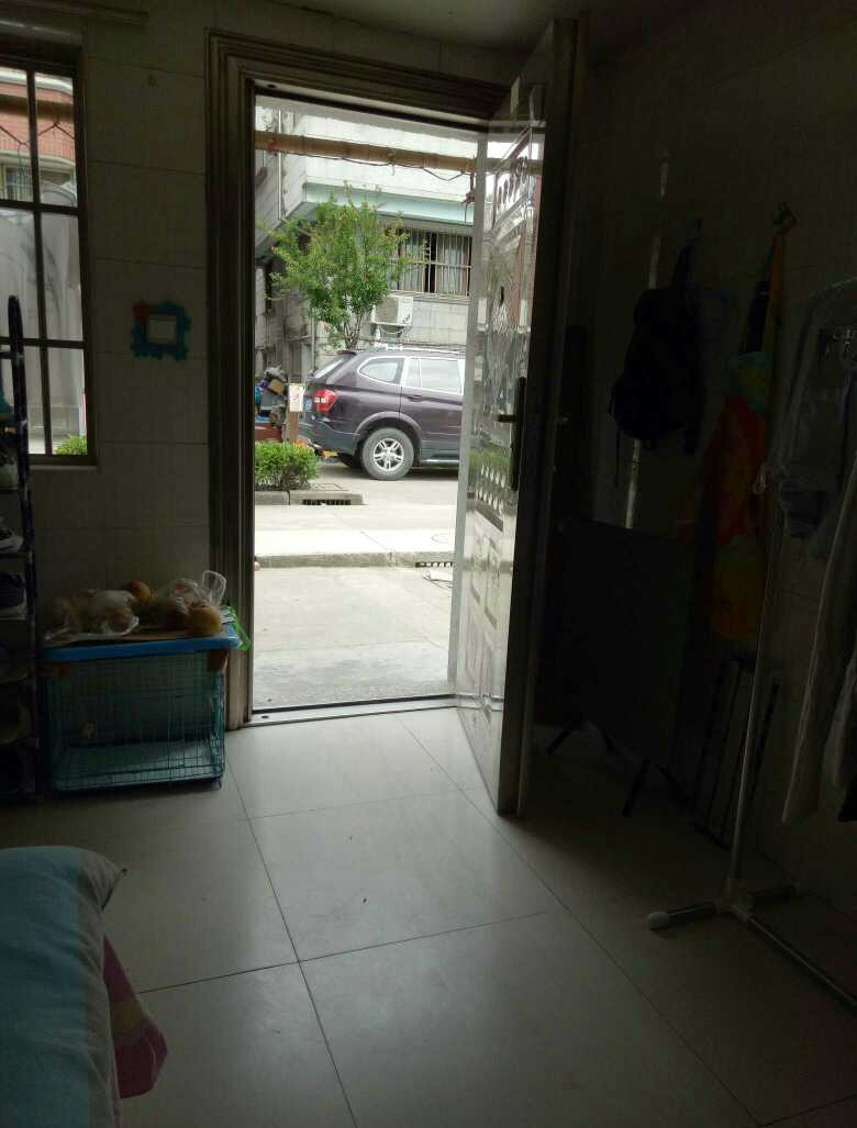 我在福州租了600块房子,巴掌大的空间,厕所却在厨房里