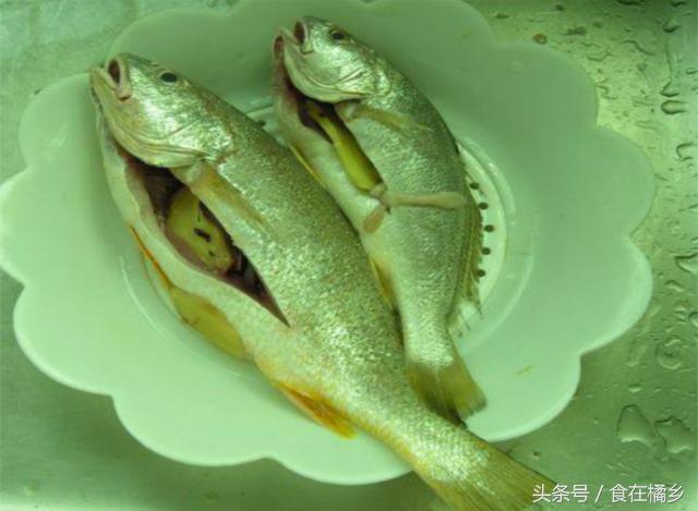 怎么做煎鱼才能煎的嘎嘣脆,教你这样煎鱼不粘锅不秃噜皮