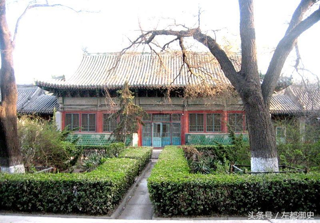 十三爷胤祥死后，子孙一代不如一代，王府被迫搬了三次家