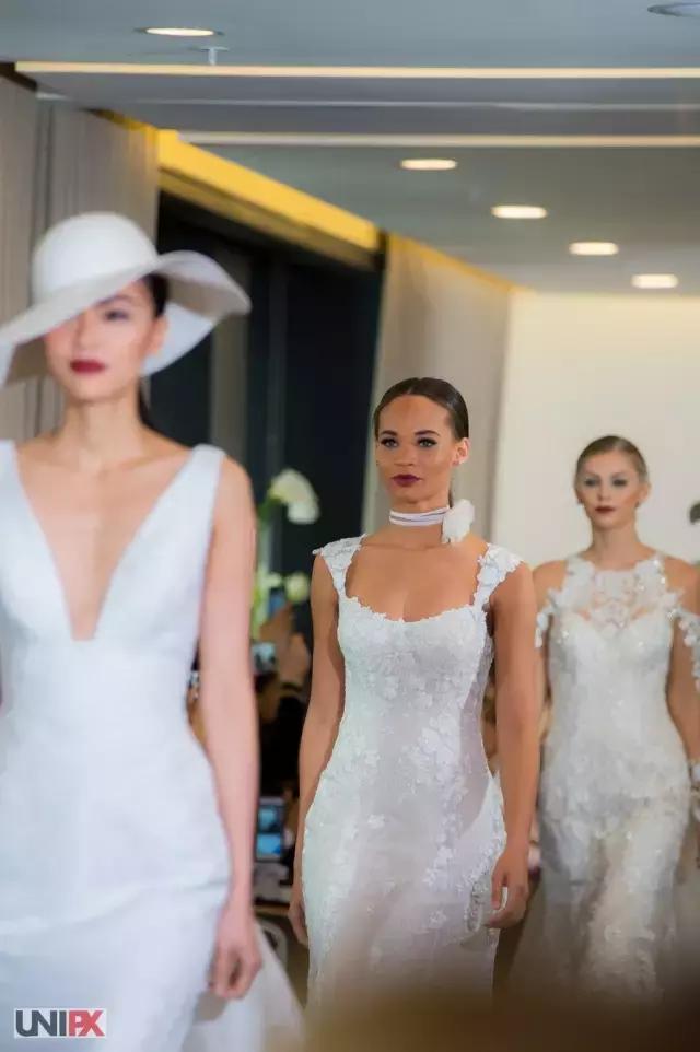 谁家的婚纱可以让你在海边举办婚礼也不怕晒黑?