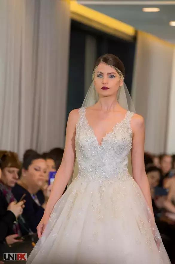 谁家的婚纱可以让你在海边举办婚礼也不怕晒黑?