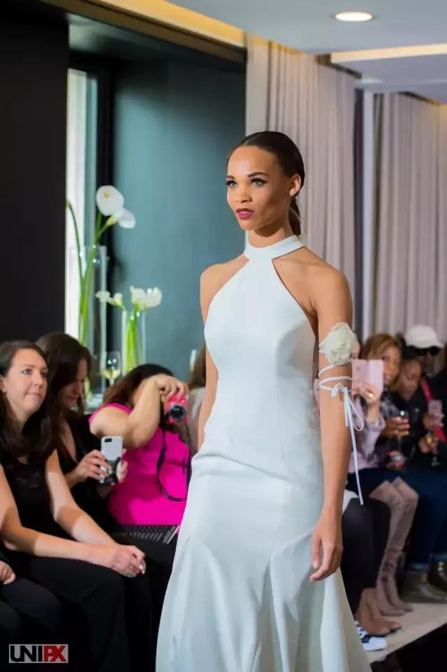 谁家的婚纱可以让你在海边举办婚礼也不怕晒黑?