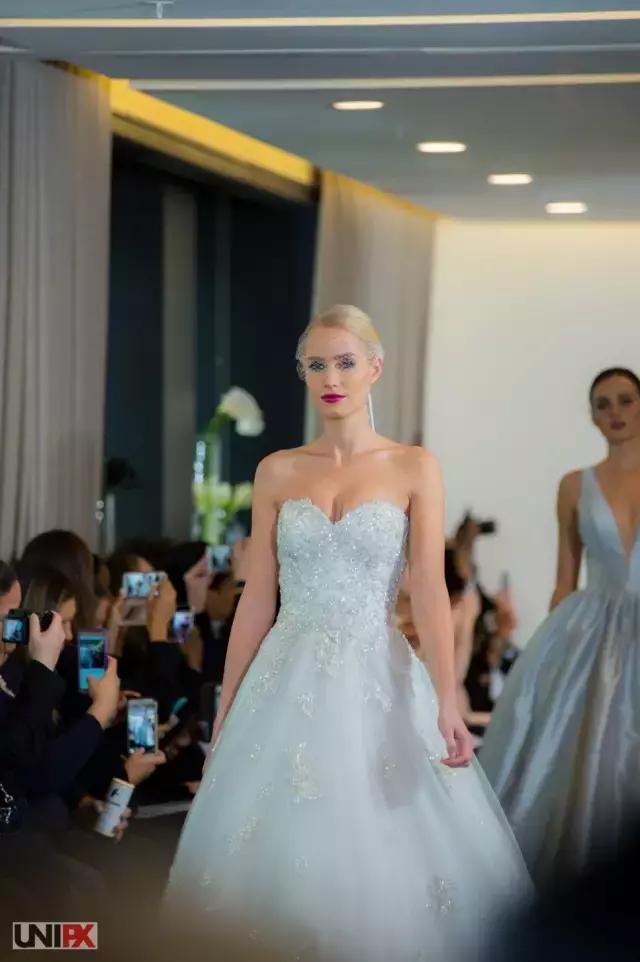 谁家的婚纱可以让你在海边举办婚礼也不怕晒黑?