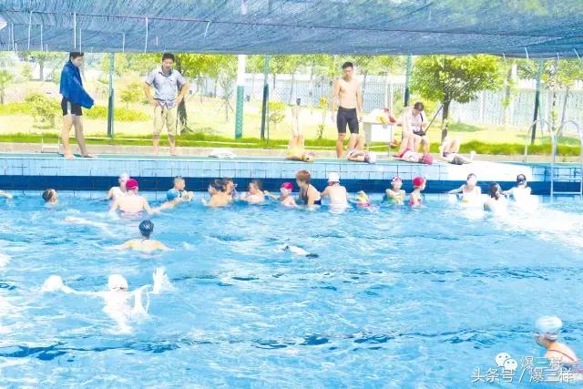 炎炎夏日又到了游泳戏水的时候了,炎炎夏日露天游泳最清爽