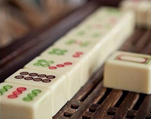 打麻将一定要注意这些细节,因为你可能遇到老千了!