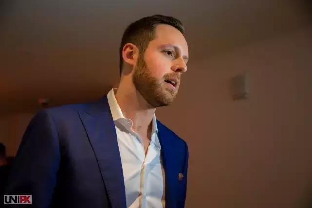 谁家的婚纱可以让你在海边举办婚礼也不怕晒黑?