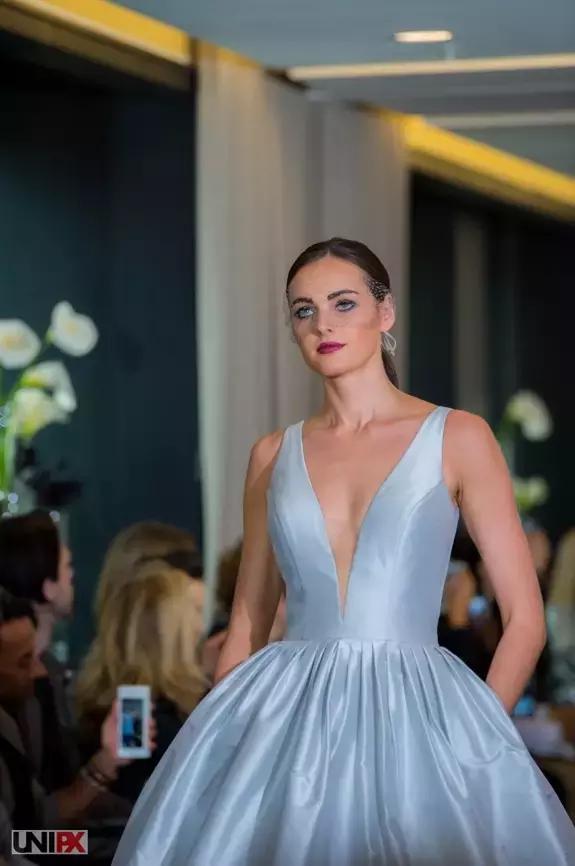 谁家的婚纱可以让你在海边举办婚礼也不怕晒黑?