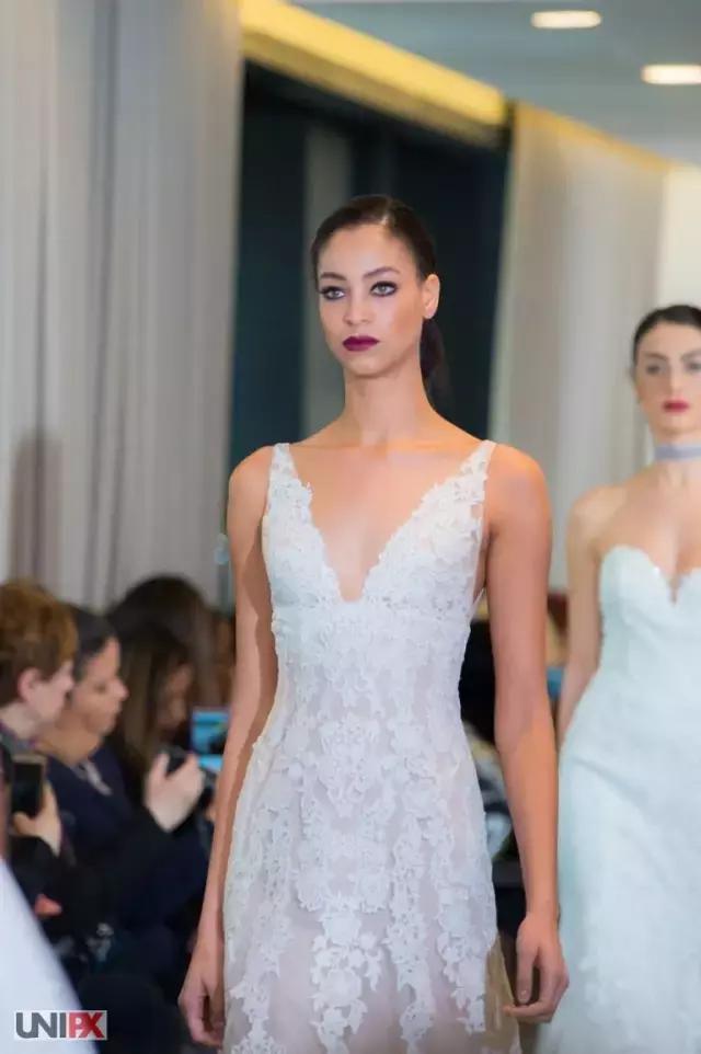 谁家的婚纱可以让你在海边举办婚礼也不怕晒黑?