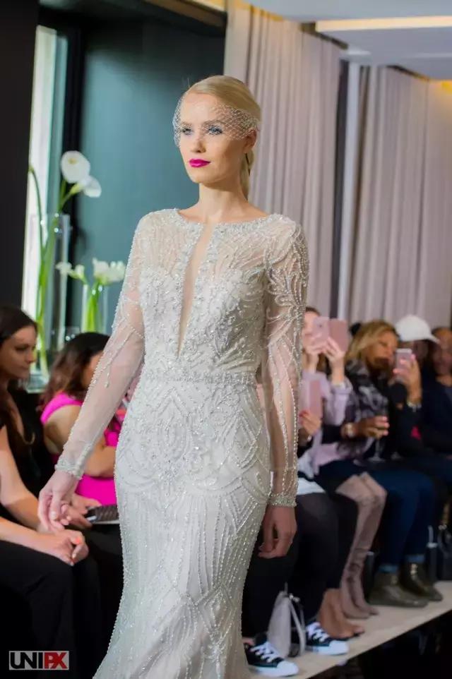 谁家的婚纱可以让你在海边举办婚礼也不怕晒黑?