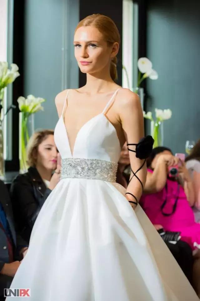 谁家的婚纱可以让你在海边举办婚礼也不怕晒黑?