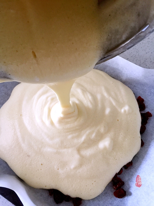 首次学做的蛋卷,特为孙女送上的儿童节礼物—曼越莓干蛋糕卷