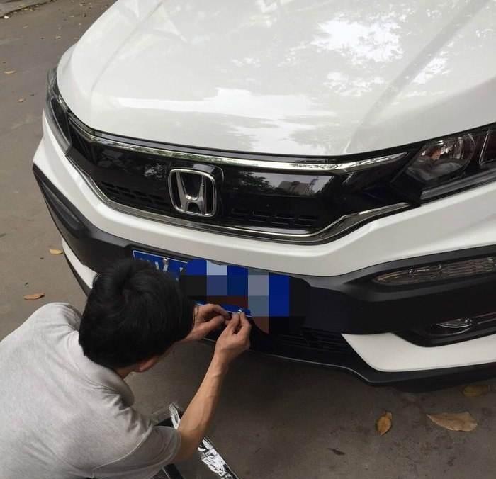 车牌照螺丝没上齐扣分吗,车牌照只装两个螺丝被扣12分