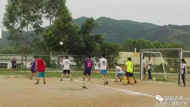 小小足球增情谊，容县十里中学与容西中学举行足球联谊赛