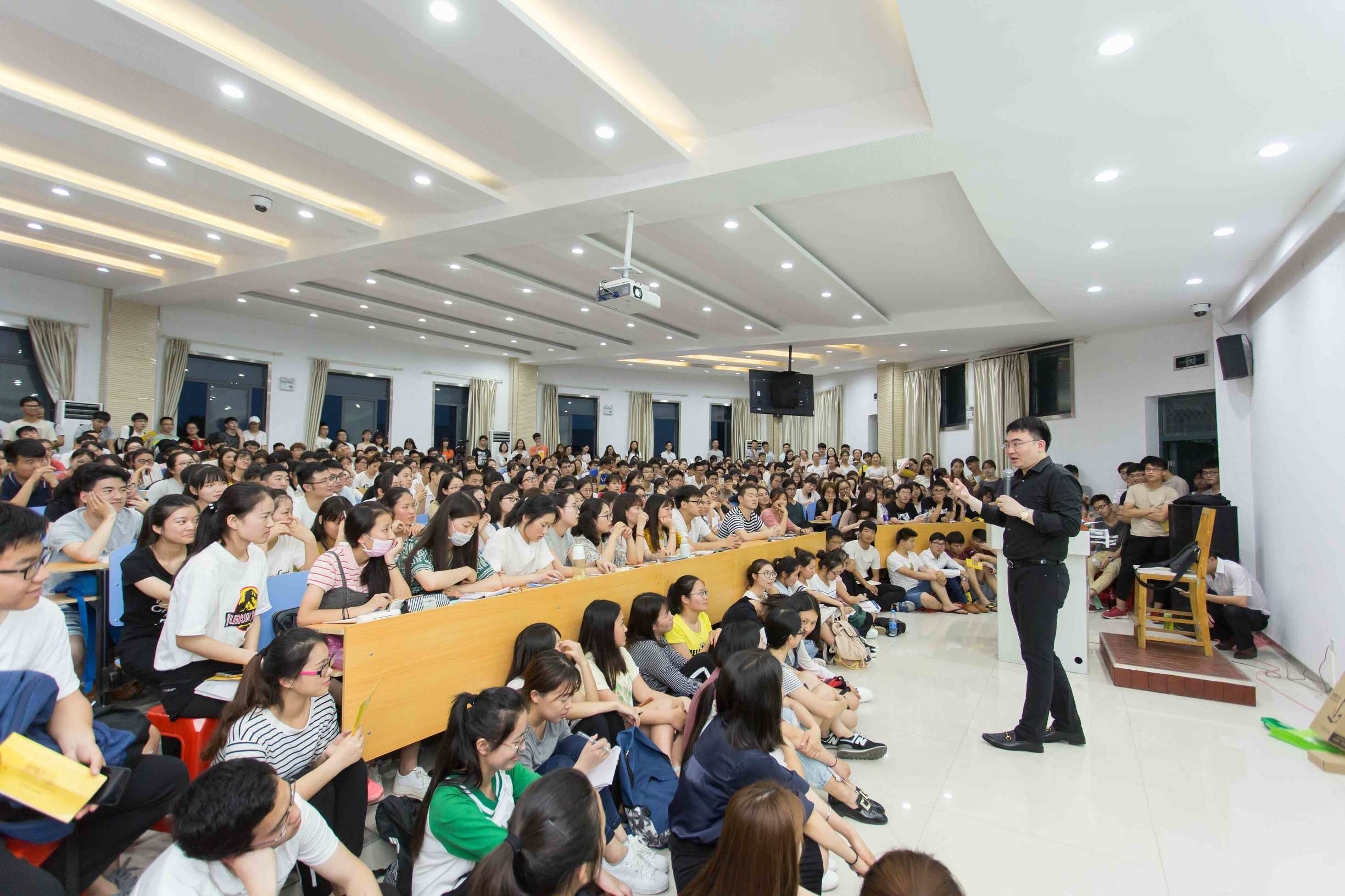 考研讲座何凯文,考研机构培训老师何凯文照片