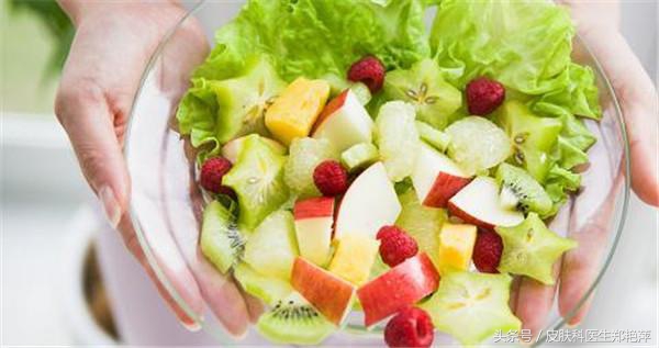 白癜风长在脸上怎么办,脸上长白癜风怎么导致的