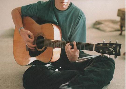 弹吉他手疼吗,弹吉他右胳膊疼怎么办