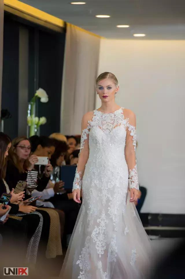 谁家的婚纱可以让你在海边举办婚礼也不怕晒黑?