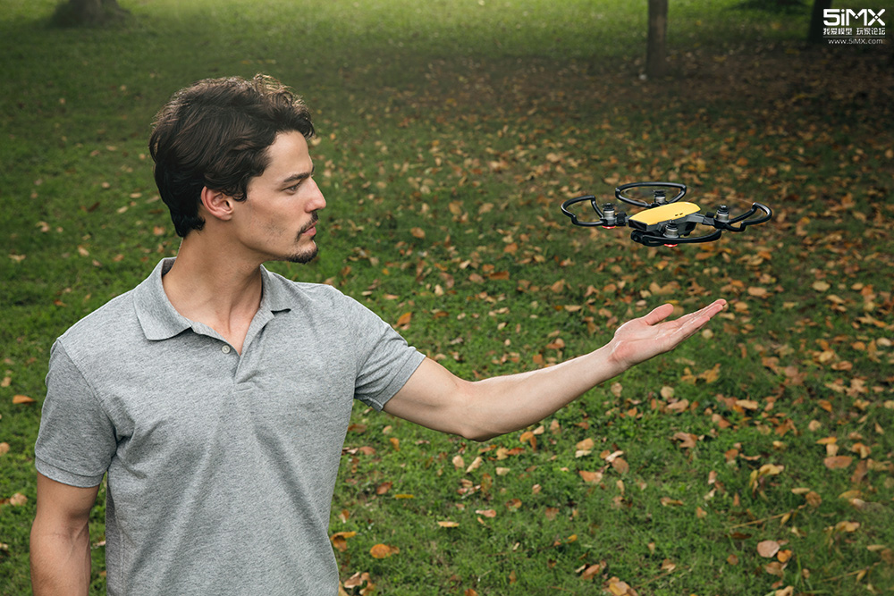 5iMX为你解析拥有全新体验的大疆“晓”Spark掌上无人机