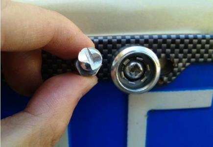 车牌照螺丝没上齐扣分吗,车牌照只装两个螺丝被扣12分