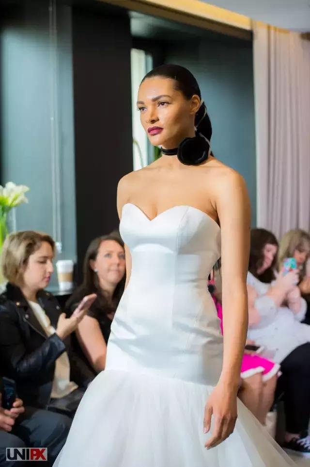 谁家的婚纱可以让你在海边举办婚礼也不怕晒黑?